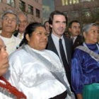 Aznar posa con un grupo de mujeres indigenas ayer en México