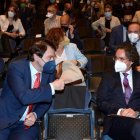 Fernández Mañueco conversa con Cagigas, en los Premios Hitos empresariales 1996-2021. NACHO GALLEGO