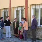 Varios vecinos de Cabornera a la puerta del nuevo consultorio médico