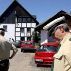 La policía busca pruebas cerca de la casa donde han aparecido los tres bebés en el congelador