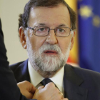 Mariano Rajoy se prepara para conceder una entrevista.