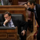 Rajoy conversa con Sáenz de Santamaría y Hernando durante la sesión de control.
