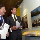 Eduardo Zaplana y José Luis Olivas durante su visita a la exposición «Una ventana al mundo»