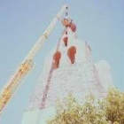 Los operarios durante la retirada de la cigüeña del campanario de Zotes