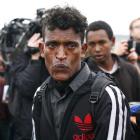 Un migrante llora detenido en el Canal de la Mancha. T. VANDERMERSCH