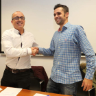 Jaime Santoalla y Daniel Velasco, en la firma del convenio. L. DE LA MATA