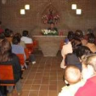Una feligresa rezó las oraciones en la ermita durante la Santa Cruz