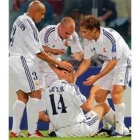 Guti (en el suelo) celebra un gol con Roberto Carlos, Cambiasso y Salgado