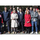 La presidenta provincial del PP y el candidato de Bembibre, con militantes, ayer. L. DE LA MATA