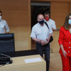 Los sindicatos, la patronal y los portavoces parlamentarios ayer, en las Cortes. EFE