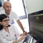 La neumóloga Silvia García y el coordinador de formación del Hospital Santiago Vivas, con Savana, ‘Big Data’ sanitaria. F. OTERO PERANDONES