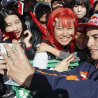 Marc Márquez se hace un selfie con una seguidora en Motegi (Japón).