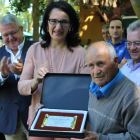La subdelegada, y demás autoridades, junto a Isidro García, el maestro homenajeado. A.V.