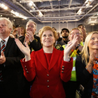 Nicola Sturgeon sigue el recuento de votos en la sede del Partido Nacionalista Escocés (SNP), anoche en Glasgow.