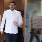 Iker Casillas, en el momento de abandonar el hospital acompañado de su mujer, la periodista Sara Carbonero.