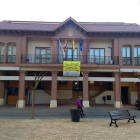 Imagen de la fachada del Ayuntamiento de Santa María del Páramo. MEDINA