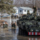 Soldados del Ejército canadiense en labores de ayuda por las inundaciones en Quebec.