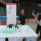 UGT cambiaba ayer cigarrillos por botellines de agua. ANA F. BARREDO
