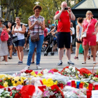 Flores, velas y otros objetos sobre el mosaico de Miró, en La Rambla, en recuerdo de las víctimas del atentado