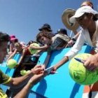 El tenista español Fernando Verdasco firma autógrafos a los espectadores y aficionadas
