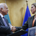 Mogherini intercambia documentos con el secretario general de la Liga Árabe, Nabil al Arabi.