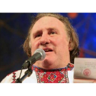 Depardieu, con un vestido tradicional de Mordovia, muestra su pasaporte tras ser recibido en Saransk, este domingo.