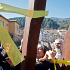 Inés Arrimadas retira lazos amarillos en el pueblo de Carles Puigdemont. ROBIN TOWNSEND