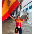Yohanna, con la bandera de España en Tailandia. @YOHANNAALONSO13