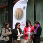 La concejala, segunda por la derecha, en el punto de información