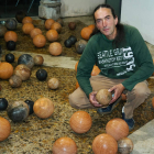 El ceramista y escultor Andrés Oslé, con su nueva instalación en el patio de Don Gutierre.