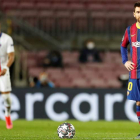 Messi, con gesto de resignación, se dispone a sacar tras uno de los goles del PSG. ALBERTO ESTÉVEZ