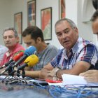 Los ugetistas Ronda y Angulo, en primer término a la derecha de la foto, con parte del comité.