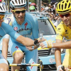 Vincenzo Nibali celebra su victoria en el Tour 2014 brindando con champán junto a sus compañeros de equipo.