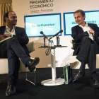 Zapatero con el economista José Carlos Díez ayer, en un foro económico en Lanzarote.