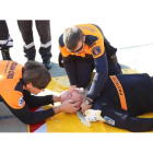 Voluntarios de Protección Civil muestran cómo se coloca un collarín a una víctima de accidente.
