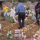 Los vecinos adornan el cementerio con cenefas de flores después de limpiarlo
