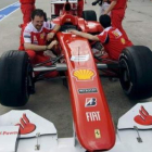 Mecánicos de Ferrari con el monoplaza de Alonso.