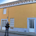 El portavoz del PSOE en Pozuelo, en el consultorio de Altobar. DL