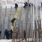 Salto masivo de migrantes en la valla de Melilla.