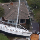 Una embarcación empotrada contra una casa a causa de los efectos del Florence a su paso por New Bern, en Carolina del Norte.