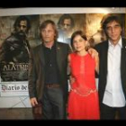 Los actores Viggo Mortensen y Elena Anaya, y el director de cine Agustín Díaz Yanes, aceptaron la invitación de Diario de León para estrenar en el teatro Emperador su última pélícula, «Alatriste». Cientos de personas acudieron al evento se para  poder ver de cerca al que se ha convertido en el hijo adoptivo predilecto de la ciudad, Viggo Mortensen.