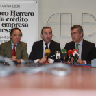 Los responsables de la Fele y el Banco Herrero, ayer, en la firma del convenio.