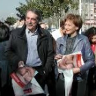 Antonio Canedo y Charo Velasco, ayer, durante su visita al barrio de Cuatrovientos