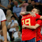 Diego Costa celebra con Iago Aspas el gol que marcó el gallego ante Túnez. JAVIER ETXEZARRETA