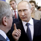 El presidente ruso, Vladímir Putin, habla con su homólogo del COI, Thomas Bach, durante los Juegos de Sochi.
