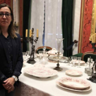 Patricia Centeno, ante una mesa de comedor que puede observarse en el museo. RAMIRO