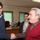 Carro, ayer, despidiéndose de Manuel García, en presencia de Mitadiel.