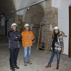 Sen y los representantes técnicos de las obras en su visita a la iglesia-museo Santa María. CAMPOS
