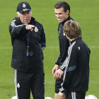 Ancelotti, junto a Modric y Bale, que vuelve a la convocatoria tras su lesión.