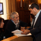 Los no adscritos Cristina López y Matías Llorente escuchan al portavoz del PP, Jaime González